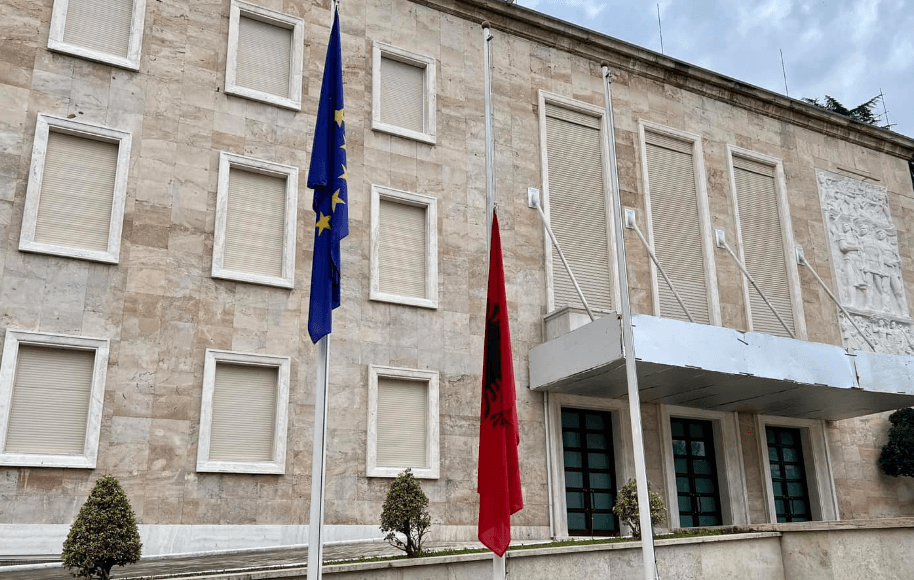 Rama publikon fotografi të flamurit kuqezi në gjysmë-shtizë, pas aksidentit në Greqi
