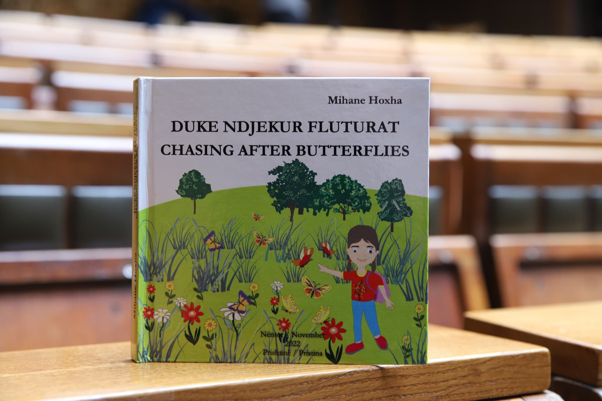 Libri "Duke ndjekur fluturat" zhduk frikën e fëmijëve ndaj uniformës