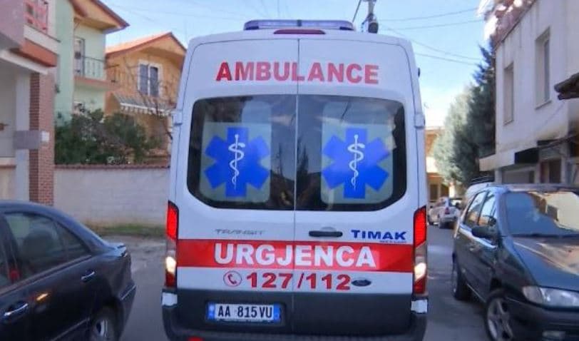 Vetura përplas të miturin në Tiranë