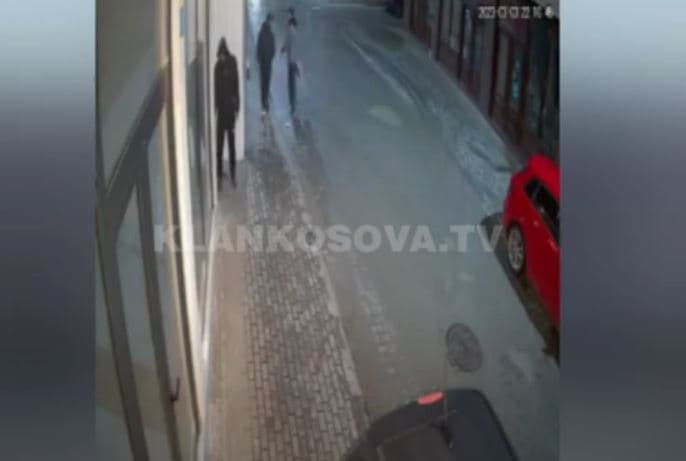 Tre persona provojnë të vjedhin tek “Xhamia e Llapit” në Prishtinë (VIDEO)