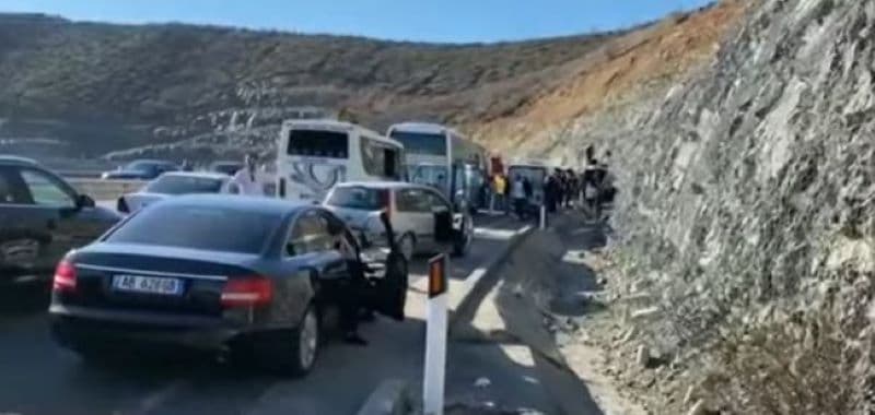 Aksidentohet një kamion në Rrugën e Kombit, vdes drejtuesi i tij
