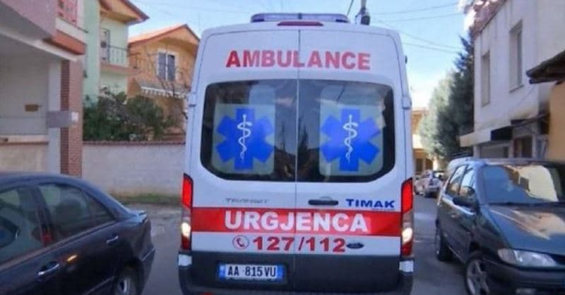 Aksident në Tiranë, vetura godet një 63-vjeçar dhe nipin e tij 5-vjeçar