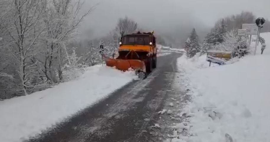 Korça “mbulohet” nga bora në pranverë, si paraqitet situata në akset rrugore