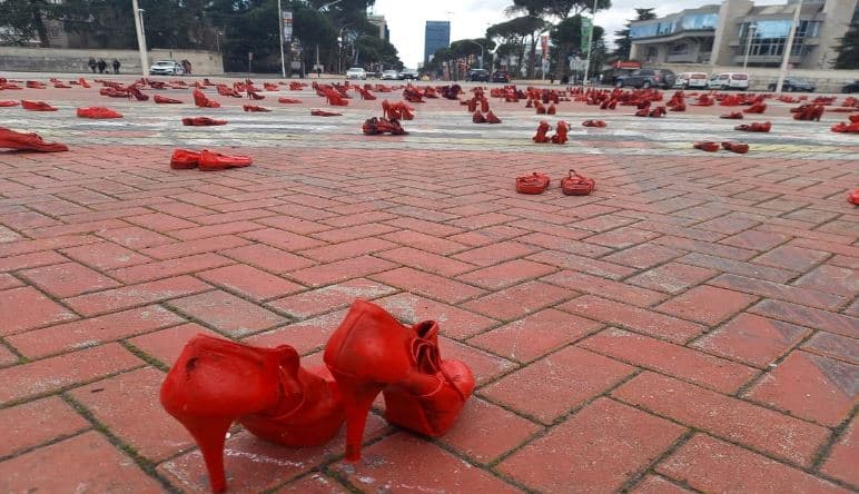 Në Tiranë për 8 Mars rivendoset instilacioni “Këpucët e kuqe”, simbolizon gratë e vrara në Shqipëri