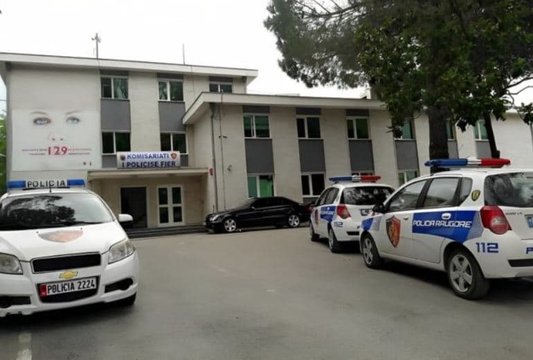 Një 33-vjeçare e ther me thikë bashkëjetuesin në Fier