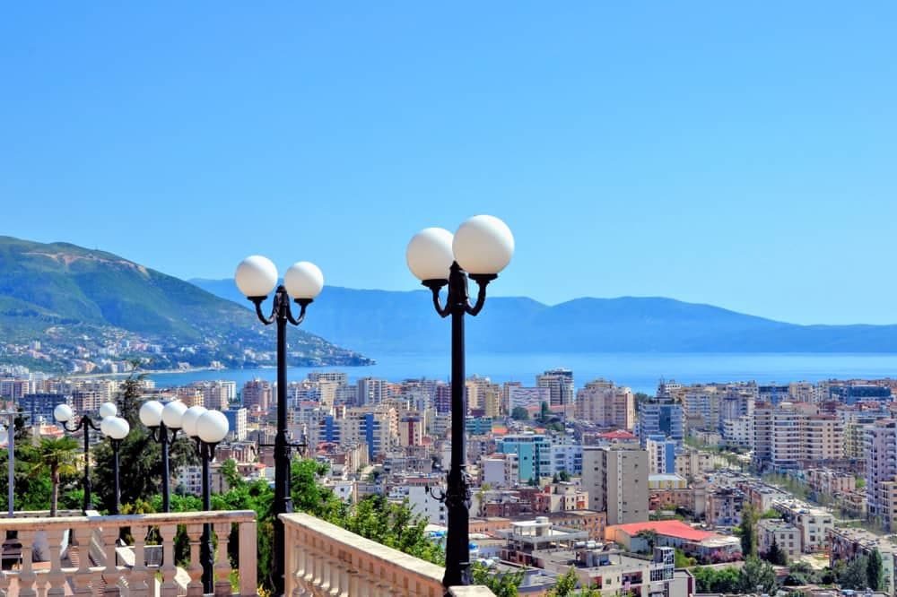 Bizneset në Vlorë kërkojnë punëtorë në “rrugë”, interes i lartë i të rinjve