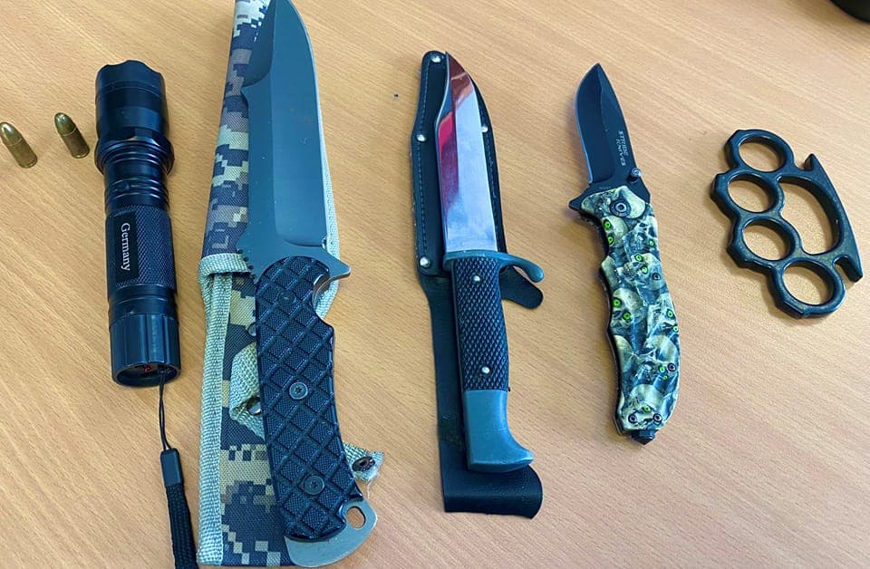 Arrestohet një person në Prishtinë, i sekuestrohen thika dhe fishekë
