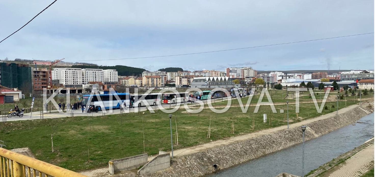 Me motoçikleta e autobusë nisen qytetarët nga Skenderaj për Marshin e Drejtësisë (VIDEO)