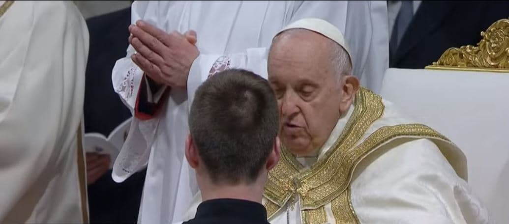 Shqiptari pagëzohet nga Papa Françesku në Vatikan për Pashkë