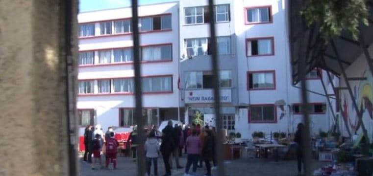 Shkoi për ta marrë mbesën, e gjeti duke qarë - tezja e rrah mësuesen në Memaliaj