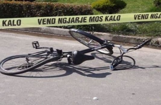 U rrëzua nga biçikleta, humb jetën një 67-vjeçar në Kamëz