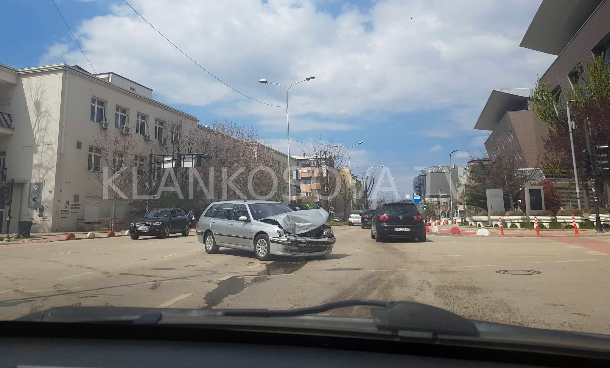 Aksident trafiku te Ministria e Arsimit, shkaktohet tollovi në komunikacion