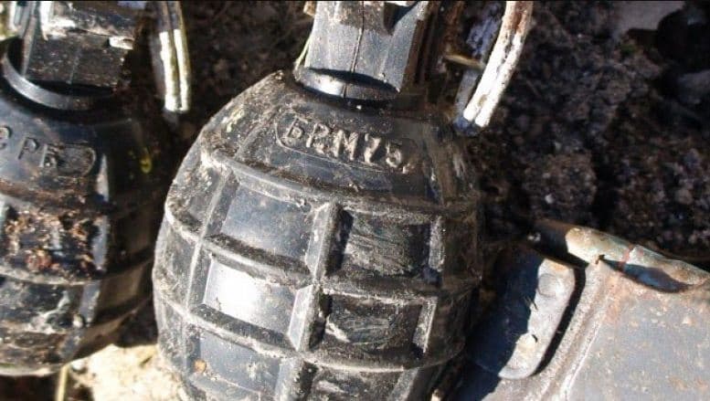 Gjenden dy granata dore brenda veturës në Prizren që ishte për servisim