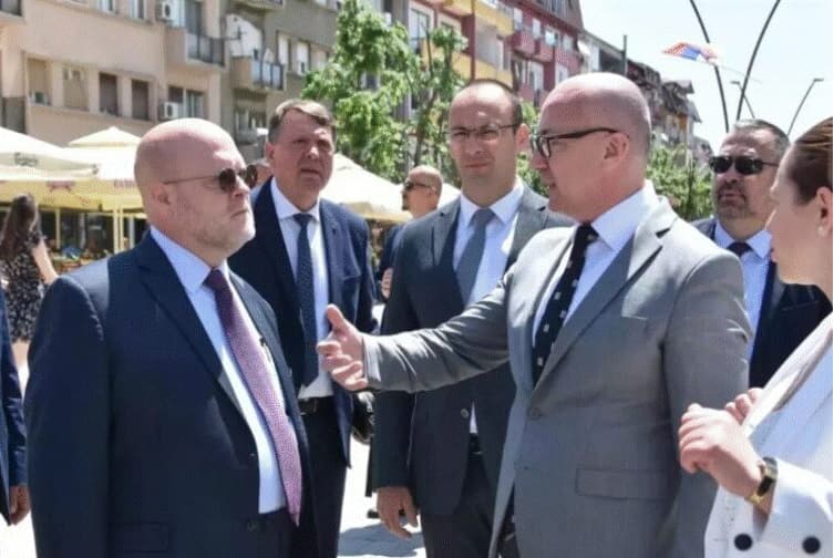 Listës Serbe s’i pëlqeu reagimi i ambasadorit Hovenier për plagosjen në veri