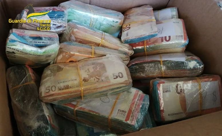 Europol arreston 33 persona, në mesin e tyre edhe shqiptarë - Konfiskohen mbi 18 milionë euro asete