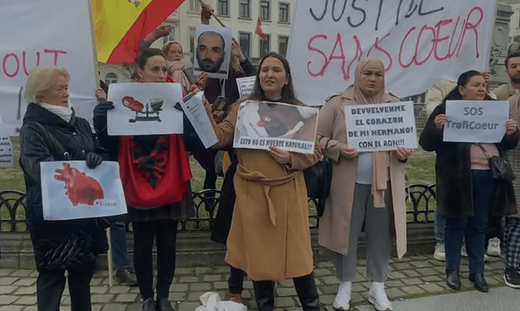 Familjarët protestojnë para Parlamentit Evropian, trupi i Sajmir Sulës u erdhi pa zemër