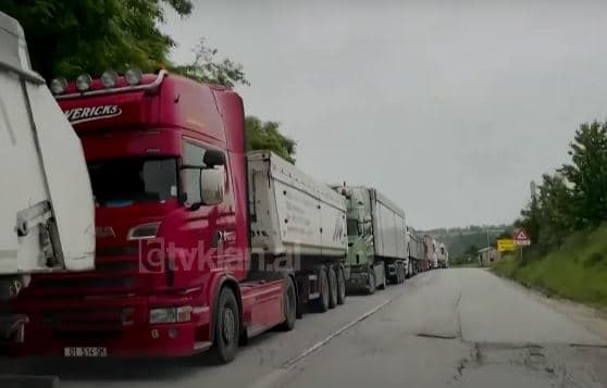 Prodhimet shqiptare bllokohen në Kukës, shkak vendimi i Kurtit për targat serbe