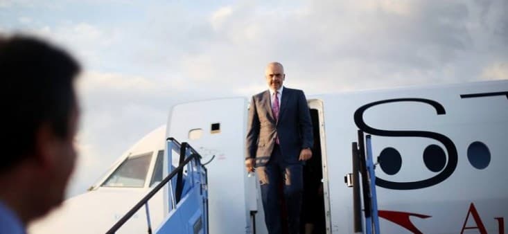 Edi Rama arrin në Kosovë, pritet nga ambasadori Minxhozi (VIDEO)