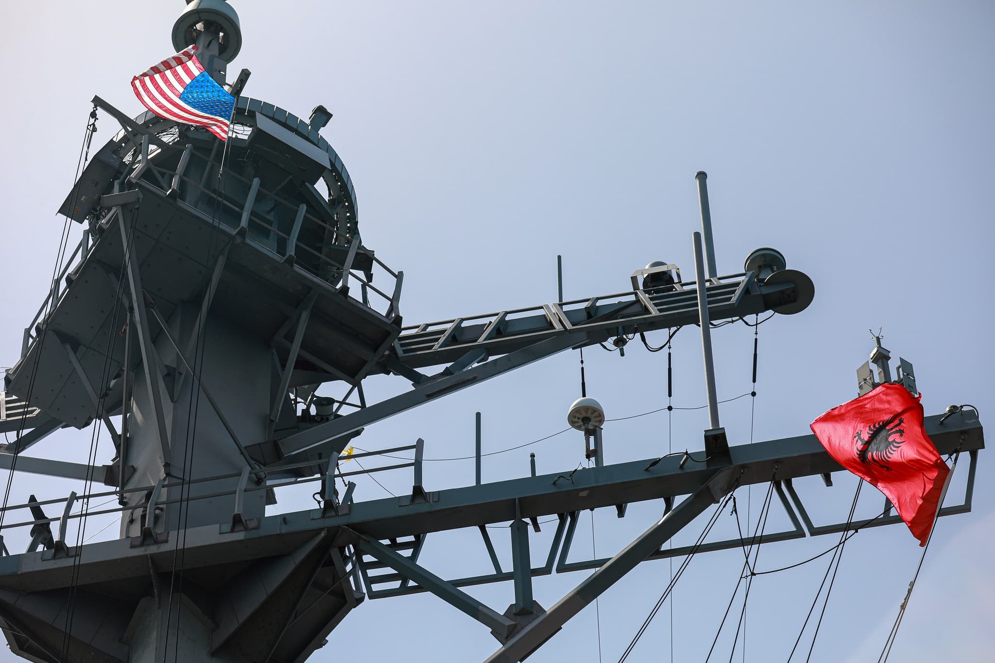 Shkatërruesi amerikan i raketave USS Ramage arrin në Shqipëri (FOTO)