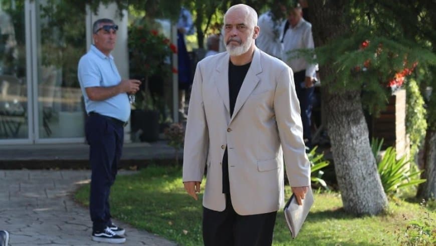 Edi Rama shkarkon të gjithë sekretarët e PS-së