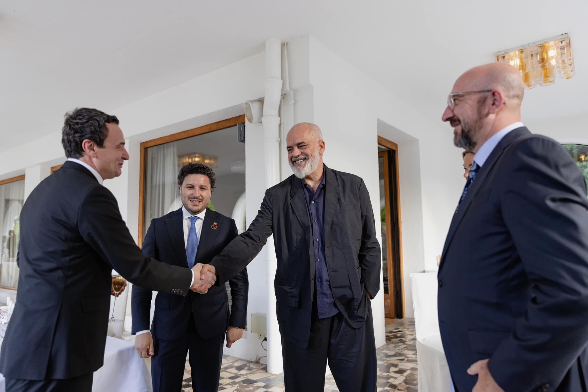 A i pajtoi Abazoviqi? - Kurti e Rama në Lubjanë përshëndeten me shtrëngim duarsh e të qeshura! (FOTO)