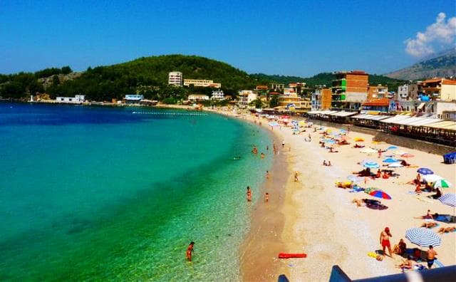 Shqipëri, policia shpëton katër persona në det