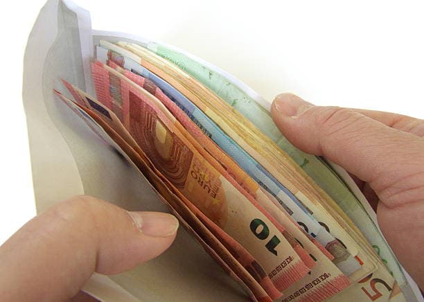 Gjakovë, qytetari dorëzon në polici 8 mijë eurot e gjetura