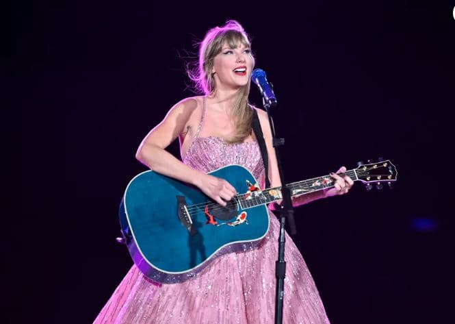 Taylor Swift po shoqërohet me yllin e NFL, Travis Kelce