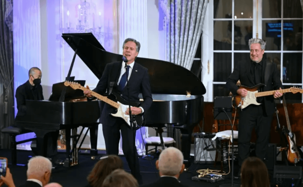 Blinken performon me kitarë në nismën e re të diplomacisë muzikore amerikane