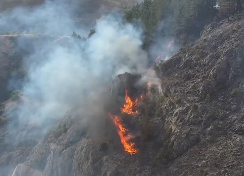 Përhapet zjarri në Prizren, mund të paraqesë rrezik për qarkullim të automjeteve