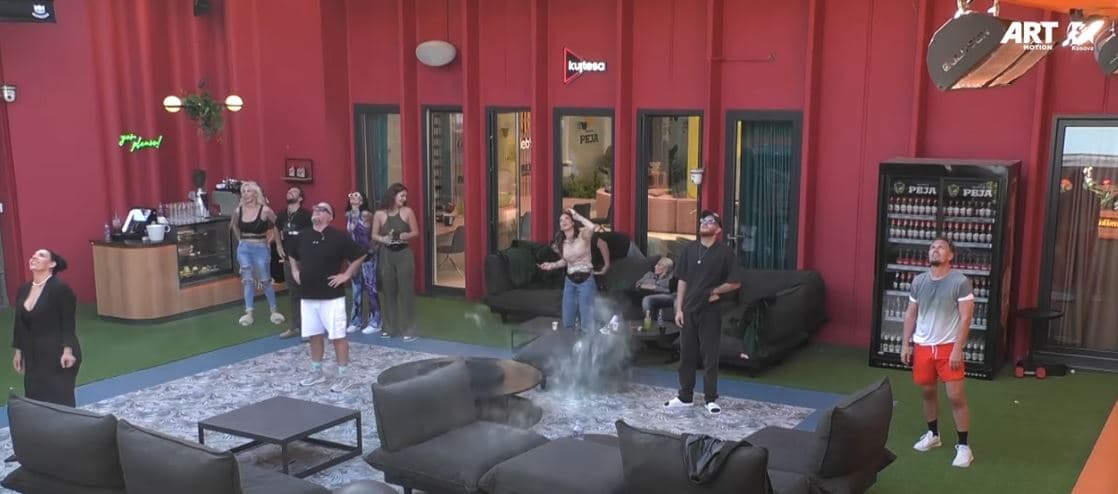 Lëshohet dron mbi shtëpinë e Big Brother, vrapojnë banorët, por ishte për njërin prej tyre (VIDEO)