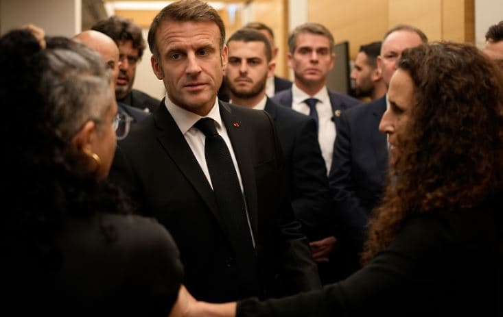 Emmanuel Macron mbërrin në Tel Aviv