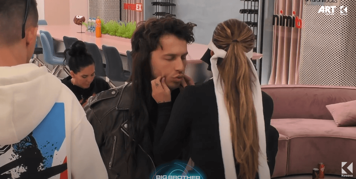 Blerando transformohet në grua? (VIDEO)