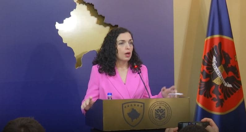 Presidentja liron nga detyra ish-gjyqtarët serbë, Stevanoviq e Kabashiq (VIDEO)