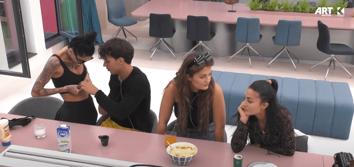 "Na futni naj djalë të bukur", kërkesa e Vesës dhe Albës (VIDEO)