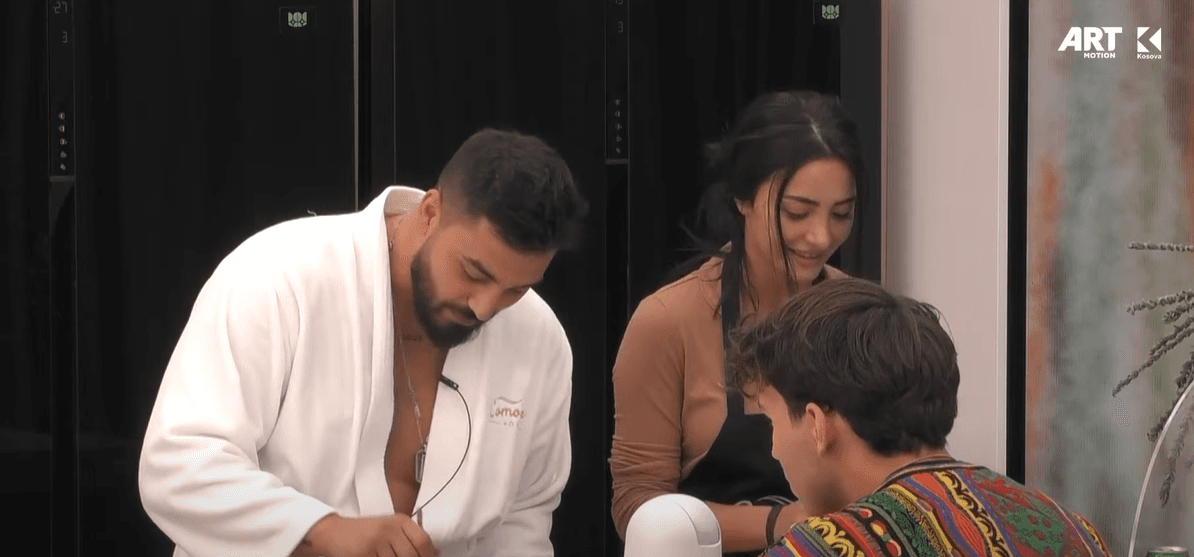 Azemi i rri gati Albës, ia plotëson kërkesat në kuzhinë (VIDEO)