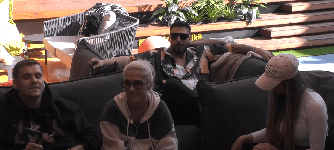 Çka po ndodh me Azemin? 'Injoron' grupin dhe atmosferën plot muzikë (VIDEO)
