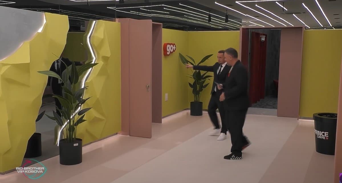 Blero e udhëzon Yllin, për të marrë biletën e "Princ Caffe" (VIDEO)