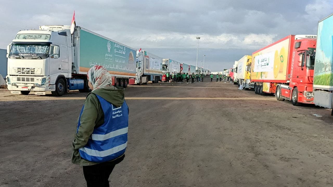 59 kamionë me ndihma presin të kalojnë në Gaza nga Egjipti