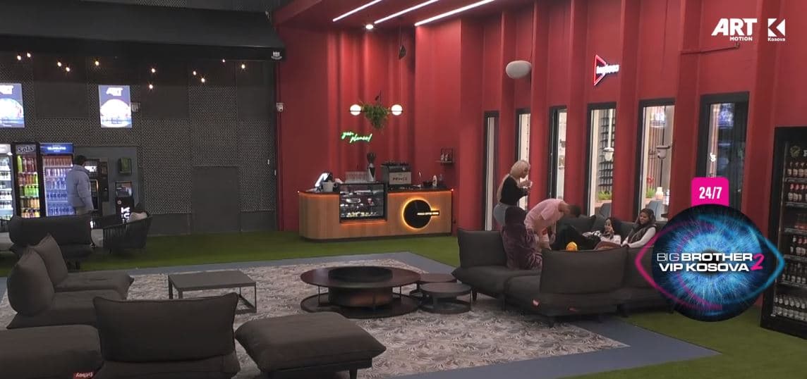 Edona James shërben banorët me Prince Caffe (VIDEO)