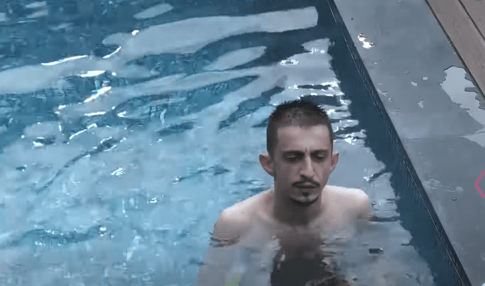 Gania ngjallë të qeshura: Gjema një miliarder që jeton si unë, i ka ardhë dita fukarasë (VIDEO)