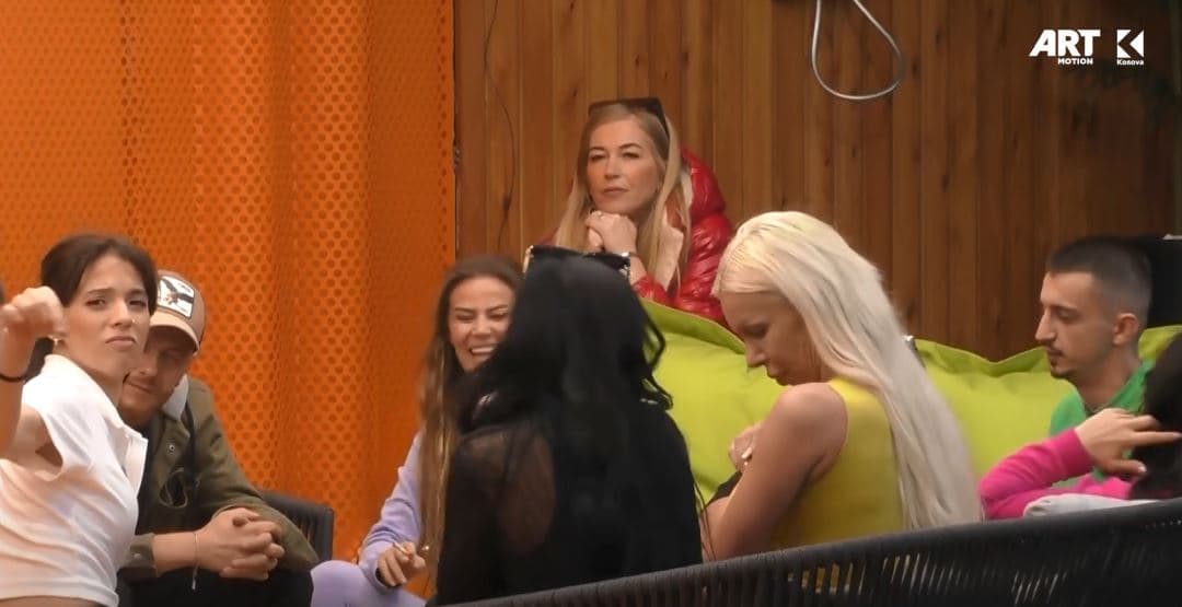 Monika qëndron e distancuar teksa banorët e tjerë bashkëbisedojnë (VIDEO)