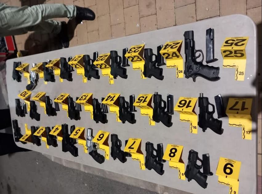 Arrestohen tre të dyshuar dhe sekuestrohen 24 revole