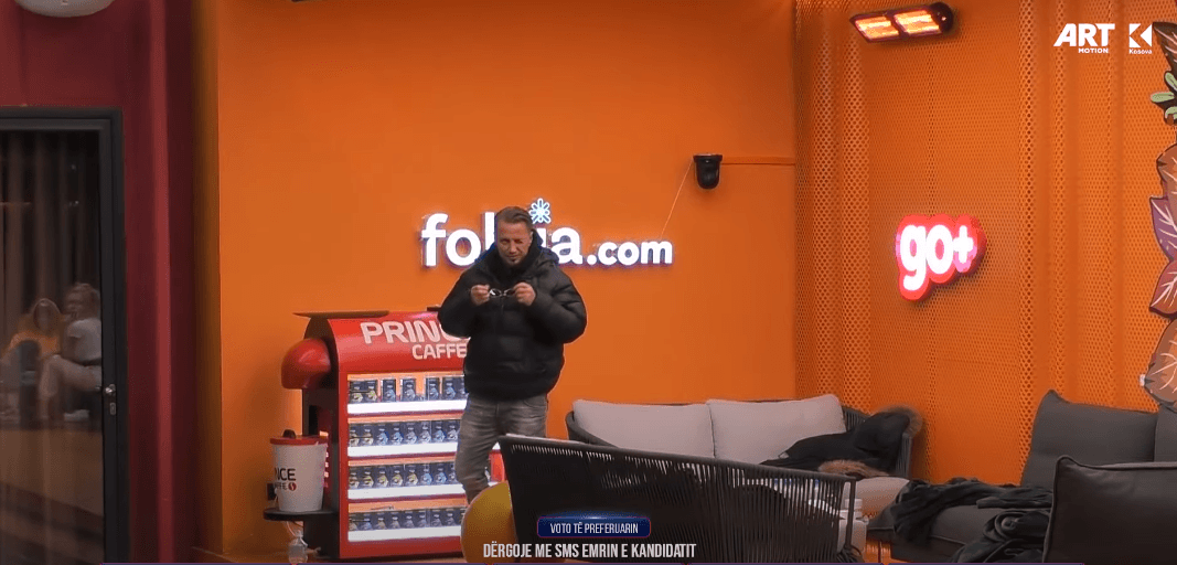 Blero shkon për të fjetur, banorët e përqeshin (VIDEO)