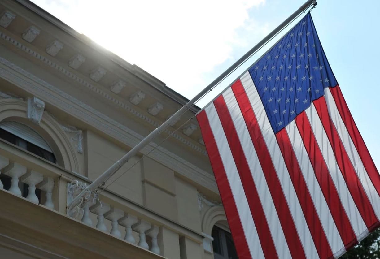 Ambasada amerikane për Vulinin: Ne nuk ndërhyjmë në vendimet e personelit të autoriteteve serbe