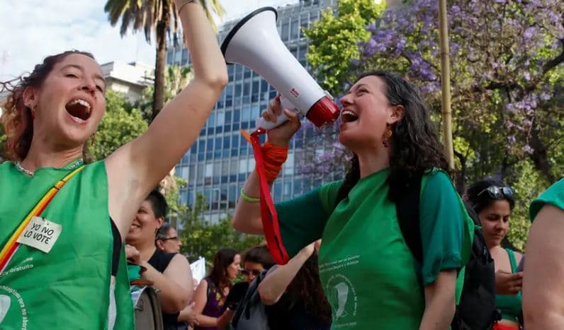 Mijëra njerëz në mbarë botën protestojnë kundër dhunës ndaj grave
