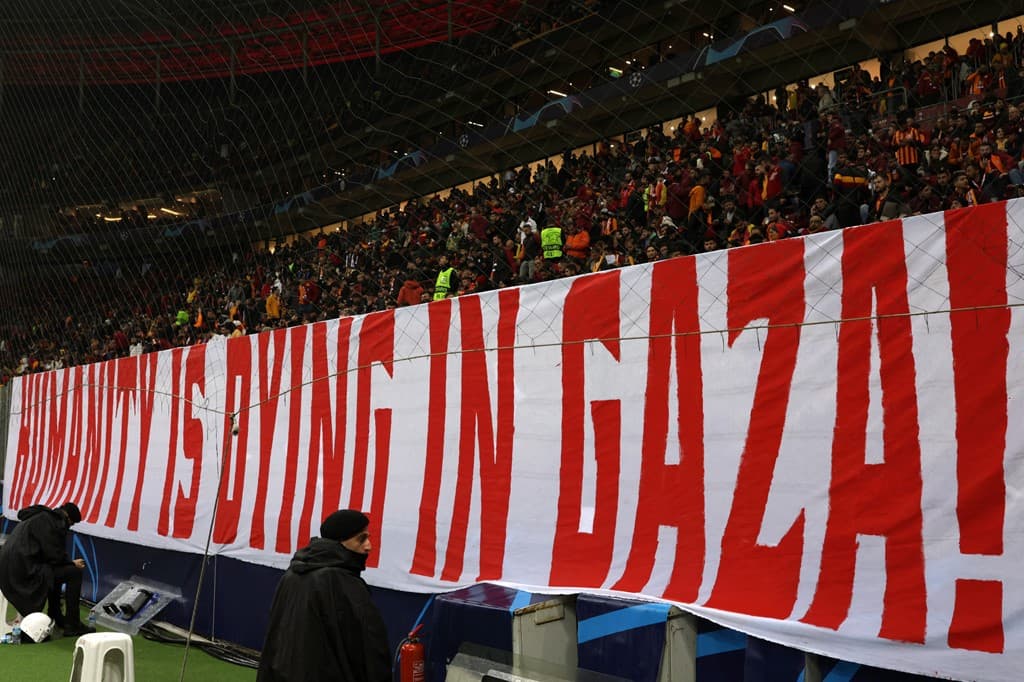 Tifozët turq në tribuna mbajnë pankarta pro Gazës (FOTO)