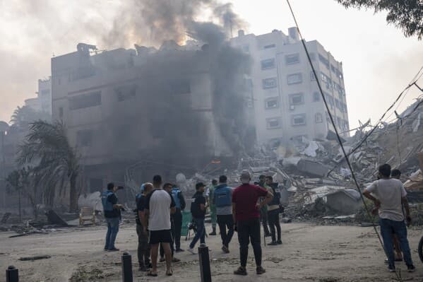 50 gazetarë janë vrarë në luftën Izrael-Hamas
