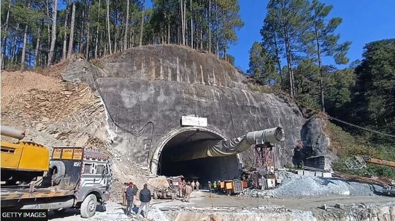 Shembja e tunelit të Uttarakhand, punohet për të shpëtuar 40 punëtorë të bllokuar në tunelin e Indisë