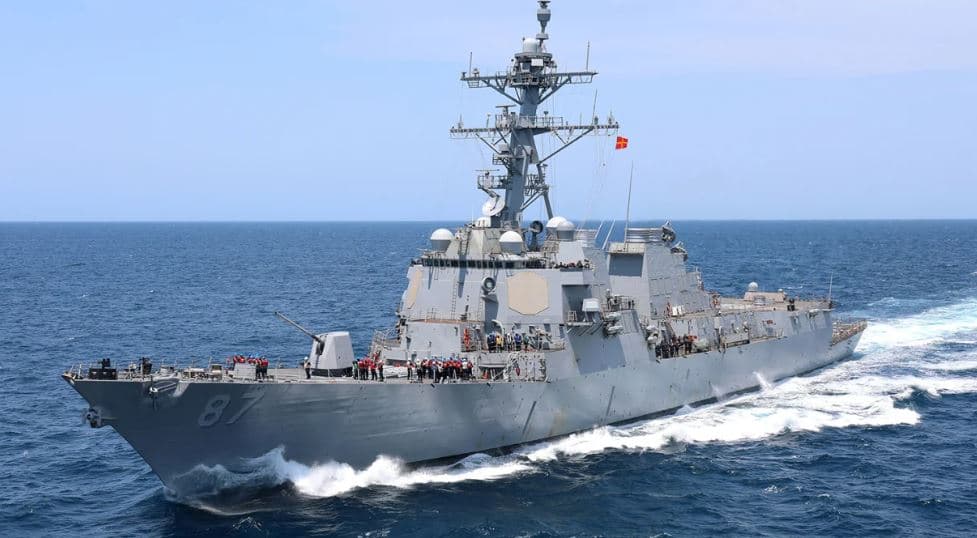 Rebelët Houthi lëshojnë dy raketa balistike drejt luftanijes amerikane